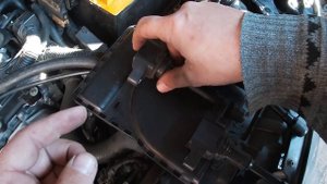 Лёгкий стук под капотом автомобиля. Особенно когда холодная. Когда прогретая тихо. Нужно проверить.