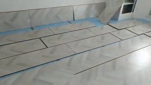 Укладка ламината 33 класса на пол кладу в квартире своими руками снято на видео