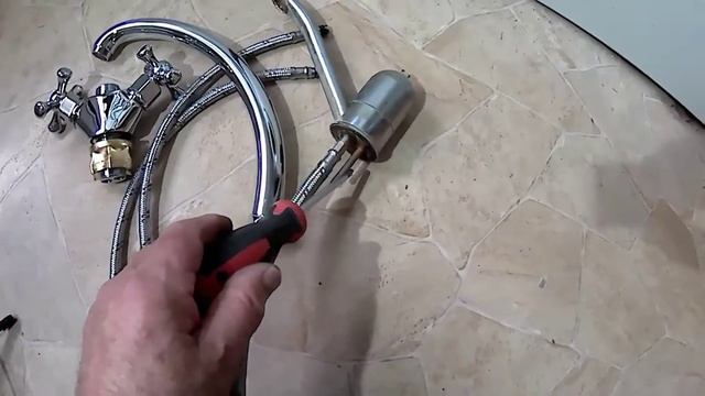 Как закрутить шланг в глубокий смеситель. Смеситель на шпильке для кухни. смеситель для кухни крепление шпилька.