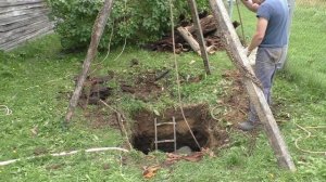 Ремонт старого деревянного колодца.