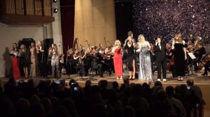 Лора Квинт "Здравствуй мир, здравствуй друг" - исп. все участники концерта