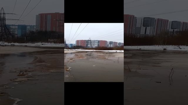 Эту льдинку я сам спустил на воду и она пополыла вниз по течению.mp4