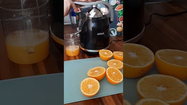 Выжимаем апельсиновый сок с помощью Соковыжималки Китфорт Kitfort KT-1132-2 смотреть онлайн