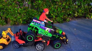 Сеня и Папа выясняют чей Монстртрак Круче