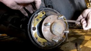Замена задних тормозных колодок на Шевроле Авео.