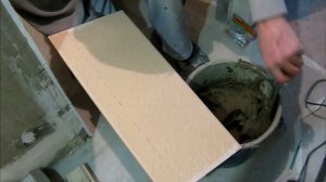 Фиксация нижнего ряда кафеля при укладке со второго ряда