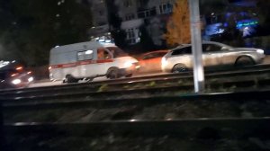 Скорая едет обратно в больницу с сиреной через пробку в Саратове ??