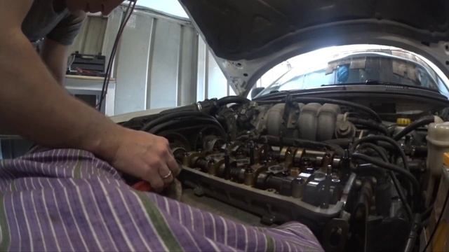 ЗАПОТЕВАНИЕ И ТЕЧЬ ИЗ ПОД КЛАПАННОЙ КРЫШКИ ДЕУ НУБИРА. ЗАМЕНА ПРОКЛАДКИ КЛАПАННОЙ КРЫШКИ.? смотреть онлайн