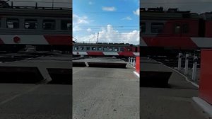 Железнодорожный переезд закрыт. Семафор (светофор) моргает. Прошла электричка.