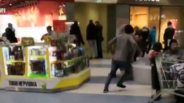 Купание в фонтане в торговом комплексе! [ТРК Родник г.Челябинск]