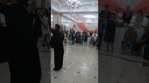 Мама невесты танцует на свадьбе