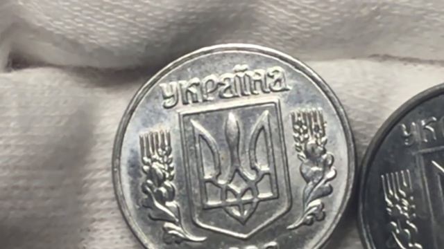 Кто бы мог подумать ! За этими монетами нумизматы выстроились в очередь.