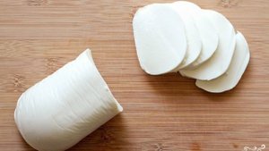 Помидоры с моцареллой и базиликом