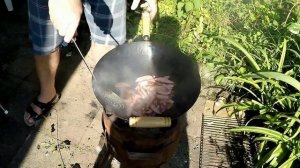 Картофель и другие овощи готовим в воке.