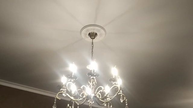 Ремонт натяжного потолка. Порвался возле люстры.