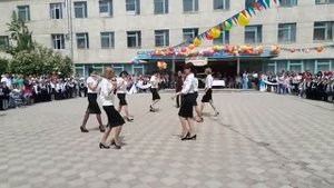 Подарок от учителей выпускникам школы.