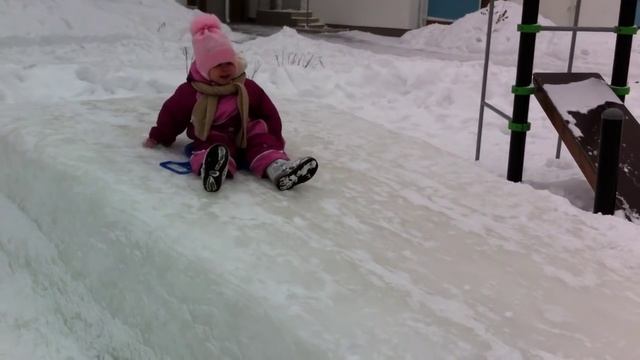 Играем в снежки и катаемся со снежной горки на ледянке. Делаем шарики и стреляем из рогатки. смотреть онлайн