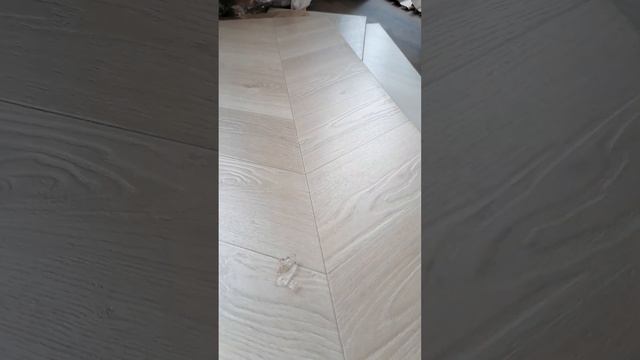 Художественный ламинат с рисунком Французская елка смотреть онлайн