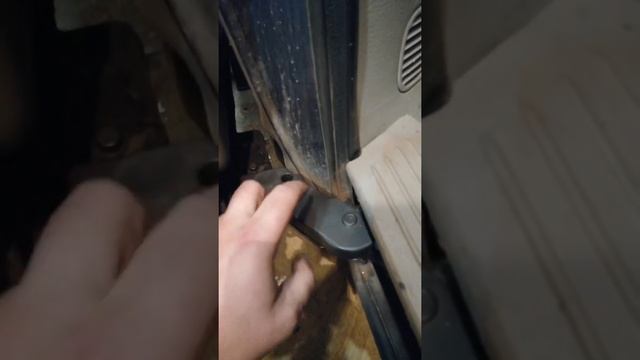 Убираем привод боковых дверей.крайслер Вояджер смотреть онлайн