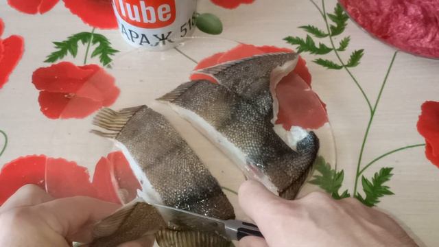 как почистить камбалу от головы и чешуи | рецепт жарим камбалу в муке | жареная рыба камбала