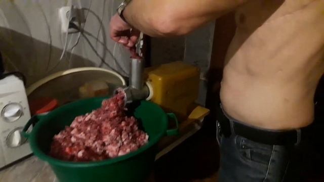 #домашняяколбаса #свинаядомашняяколбаса самый простой способ. Первый раз приготовили колбасу дома. смотреть онлайн