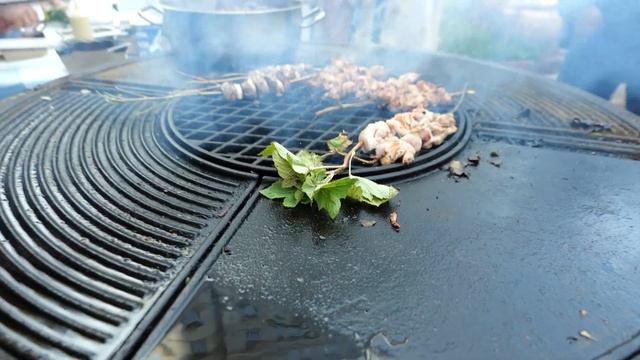 Накормили всех! Мы зажгли Гриль Везувий в самом центре Москвы. "Кочевники в Хамовниках" смотреть онлайн