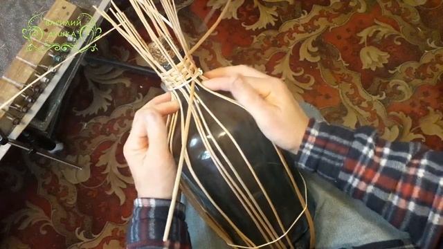 Как оплести бутыль для вина лозой ивы Начало плетения смотреть онлайн