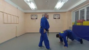 Прием болевой на кисть от разноименного захвата за руку