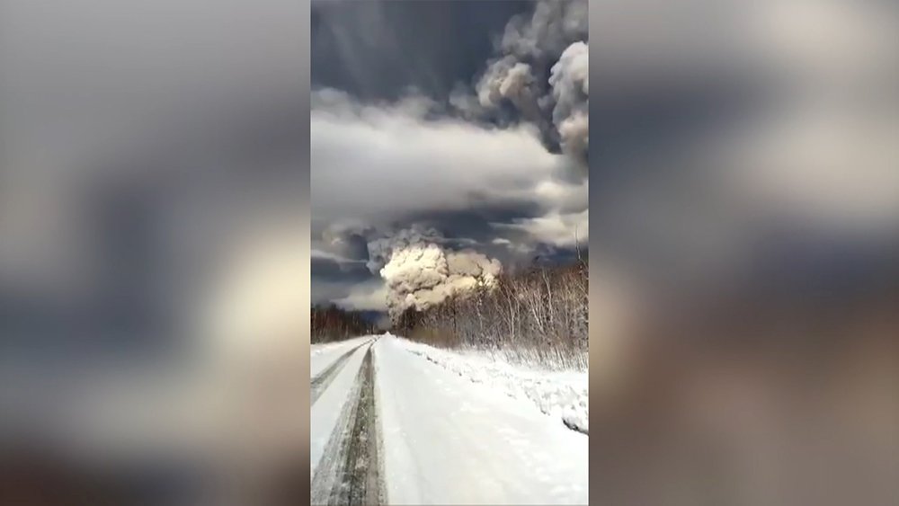 Поселок оказался под слоем пепла из-за вулкана Шивелуч / События на ТВЦ
