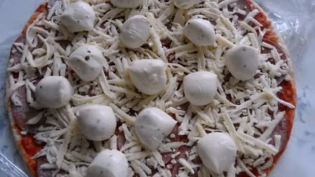 Самое быстрое приготовление пиццы на замороженных готовых коржах. Пицца с моцареллой.