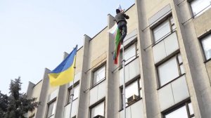 Украина. Поднятие флага России в Горловке. 01.03.2014