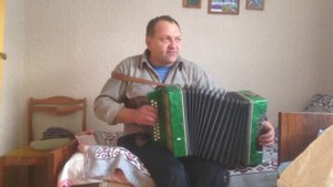 Отец играет на гармошке 7