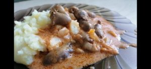 Куриные сердечки в сливочно-томатном соусе. Простой домашний рецепт.