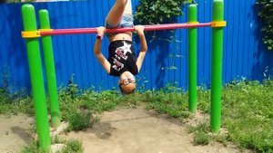 Кувырки на турнике ?  (наше первое видео?)