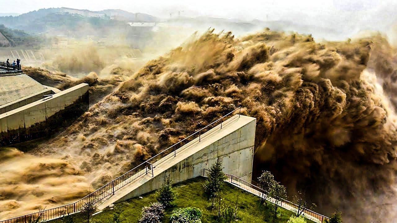 Разрыв дамбы. Прорыв дамбы Хуанхэ. ГЭС Хуанхэ. Прорыв плотины строящейся ГЭС "кыадат". Хуанхэ прорыв плотины 2018.