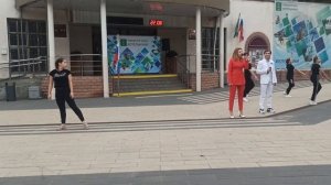 Гротеск. День российского флага.