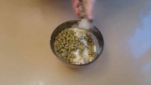 Салат с курицей, яйцом и горошком