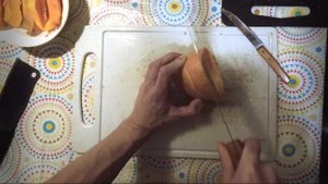 Чистим быстро тыкву от твердой кожуры.