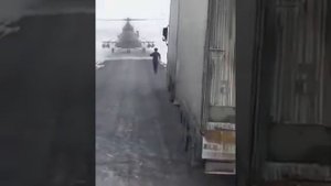 Пилот военного вертолёта сел на трассу, чтобы спросить дорогу