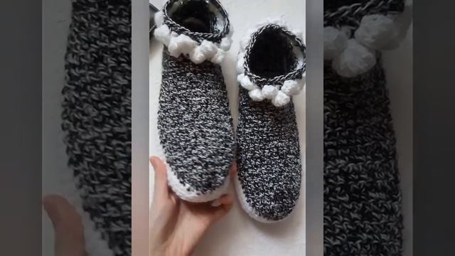Вязаные сапожки крючком видео. Мужские тапочки крючком. Мокасины крючком.Вязаные полусапожки крючко