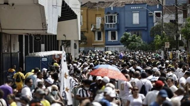 ДО СЛЁЗ! ЖЕНА С ТРУДОМ СТОЯЛА У ГРОБА... Шокирующие фото с похорон Пеле взорвали сеть! смотреть онлайн