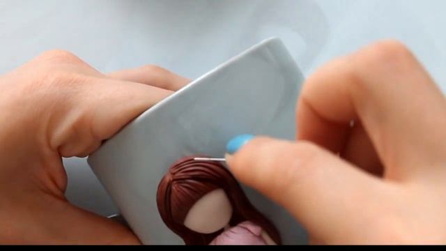 Девочка с мишкой. Декор кружки полимерной глиной. Вырезки из видеокурса смотреть онлайн