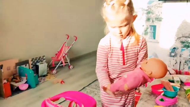 Катя играет в куклы / кормит пупсика / играем дома / готовим кушать смотреть онлайн