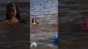Туяра купается на пляже в Якутске