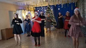 Флешмоб. Музыкальный руководитель организовала новогодний флешмоб.