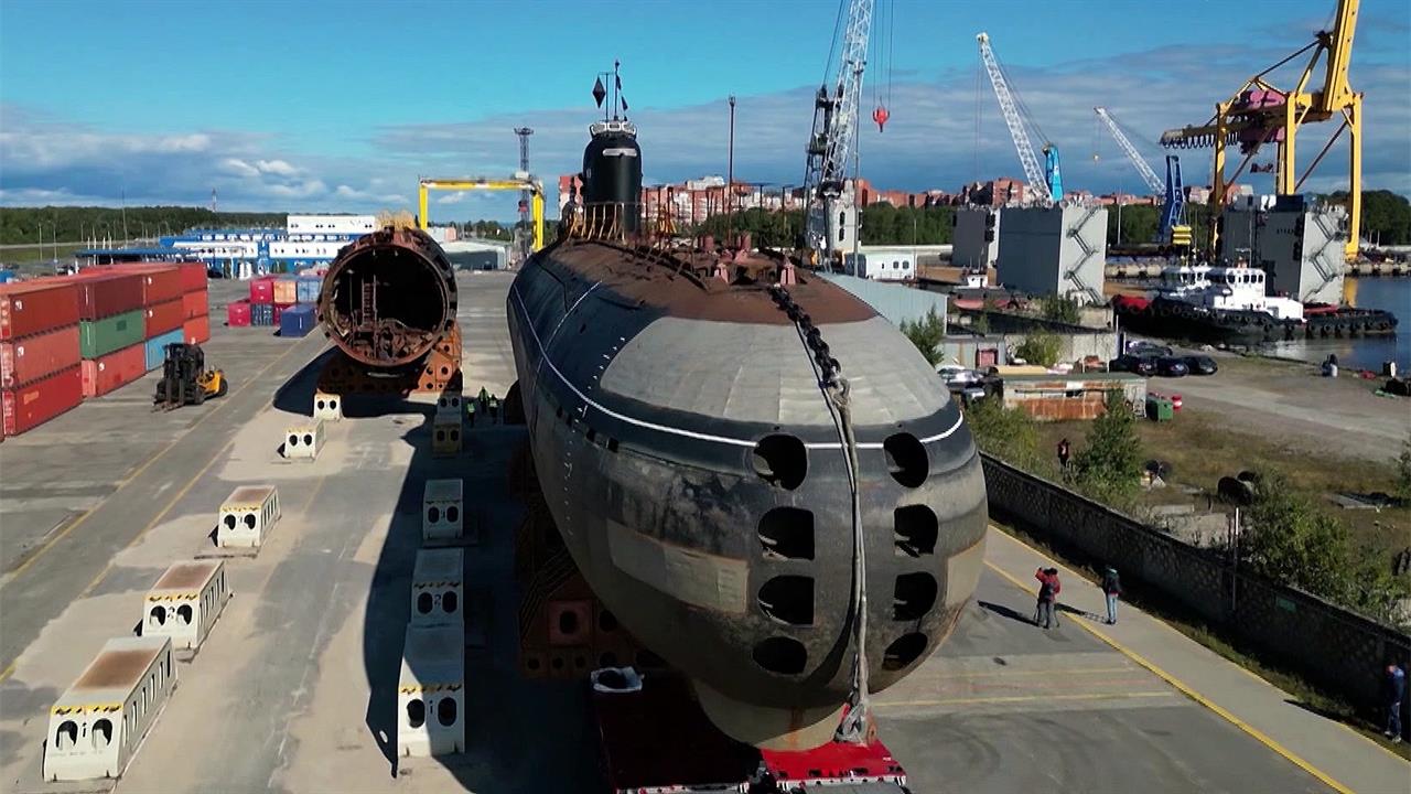 Подлодка К-3 "Ленинский комсомол" готовится к транспортировке по улицам Кронштадта