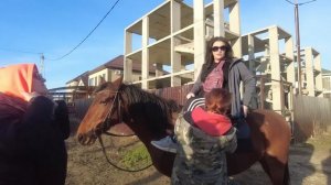 КАК ГАЯНЭ НА ЛОШАДИ КАТАЛАСЬ. БЕЗ СЛОВ.