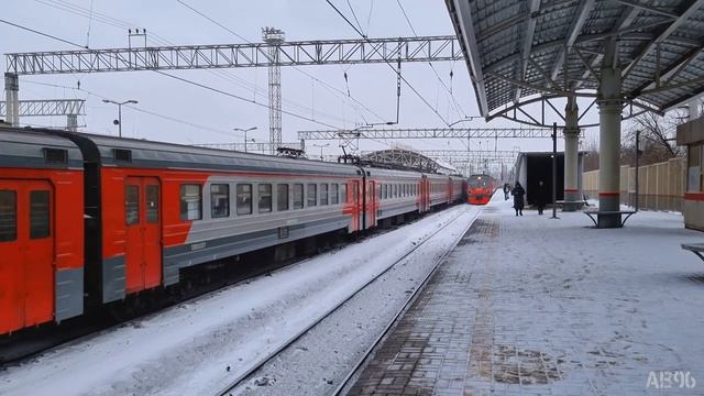 Электропоезда ЭД4М на о.п. Перово (Казанское направление)