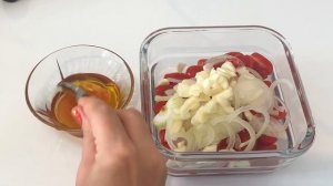 Закуска из помидор черри , с оливковым маслом , острым перцем , чесноком и травами .