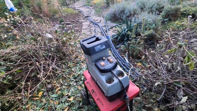 Наш шредер - измельчитель веток в работе 4к смотреть онлайн